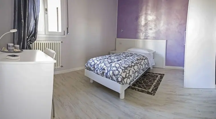 Büyük Yataklı Tek Kişilik Oda