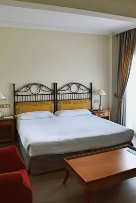 Büyük Yataklı Tek Kişilik Oda, Teras, Havuz Manzaralı