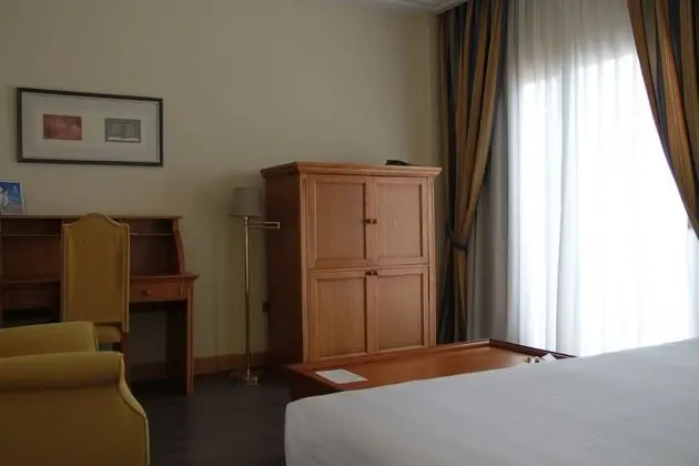 Büyük Yataklı Tek Kişilik Oda, Teras, Havuz Manzaralı