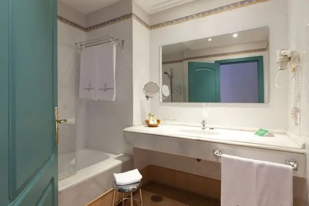 Tek Büyük Yataklı Oda, Teras, Havuz Manzaralı