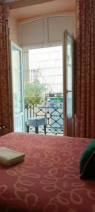 Tek Büyük Yataklı Oda, Ortak Banyo, Şehir Manzaralı