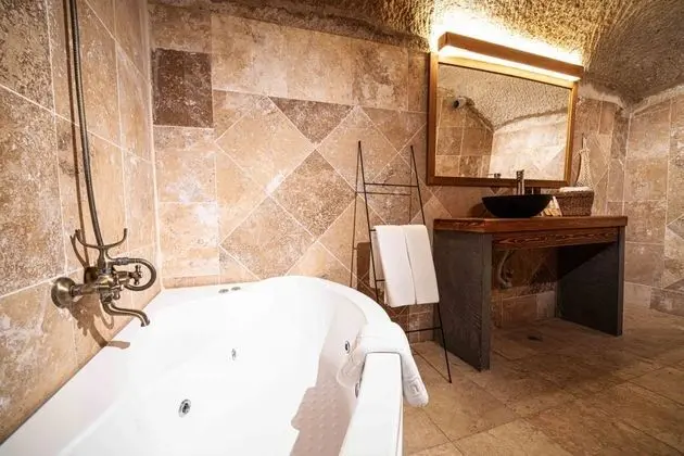 Cave Suite, , Şömineli ve Jakuzili