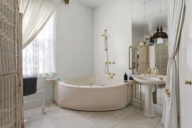 Deluxe "Boudoir" Room with Spa