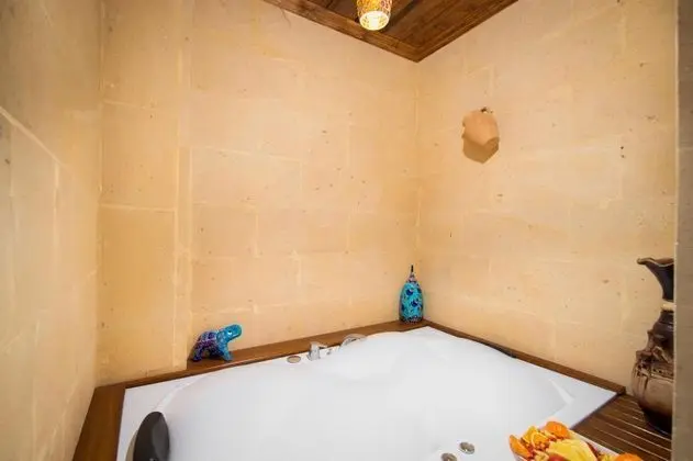 https://images.odamax.com/img/1024x768/odamax/image/upload/Alika_Castle_House_202503152215352_5.jpg