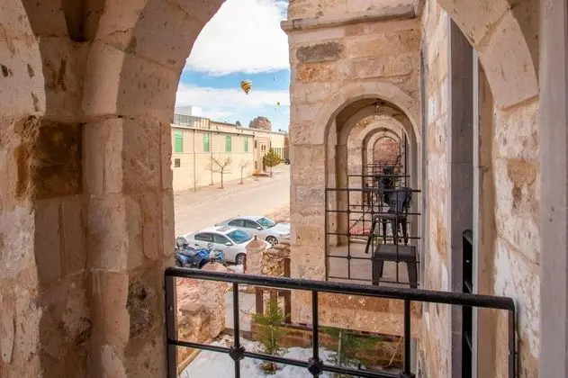 https://images.odamax.com/img/1024x768/odamax/image/upload/Alika_Castle_House_202503152249308_4.jpg