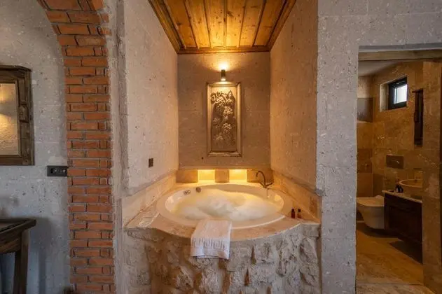 Junior Suite, Bahçe Manzaralı, Şömineli ve Jakuzili