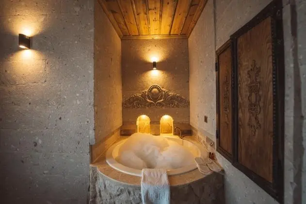 Luxury Suite, Bahçe Manzaralı, Şömineli ve Jakuzili