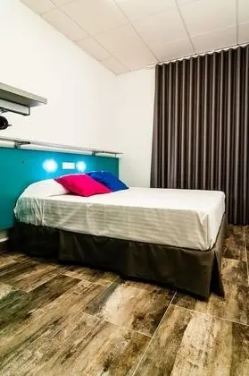 City Tek Büyük Yataklı Oda