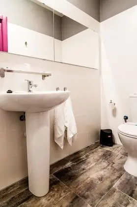 City Tek Büyük Yataklı Oda