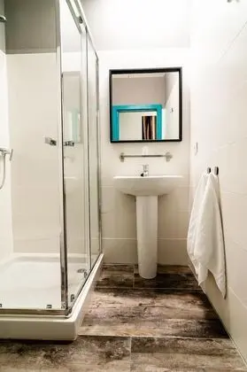 City Tek Büyük Yataklı Oda