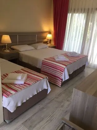 Deluxe Üç Kişilik Oda, Birden Çok Yatak, Bahçe Manzaralı
