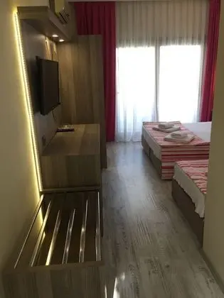 Deluxe Üç Kişilik Oda, Birden Çok Yatak, Bahçe Manzaralı