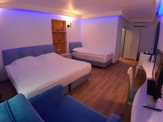 Geniş 3 Kişilik Balkonlu Oda