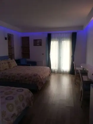 Geniş 3 Kişilik Balkonlu Oda