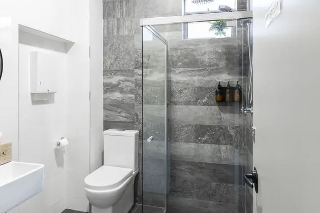 Tek Büyük Yataklı Oda, Ortak Banyo
