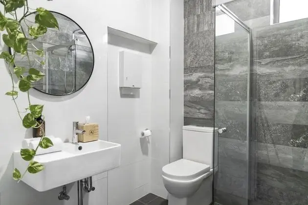 Tek Büyük Yataklı Oda, Ortak Banyo