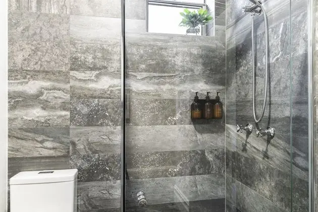 Tek Büyük Yataklı Oda, Ortak Banyo
