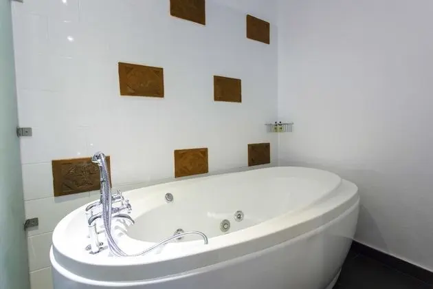 Suite with Free Benefits