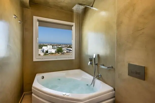 Queen Suite with Spa Bath