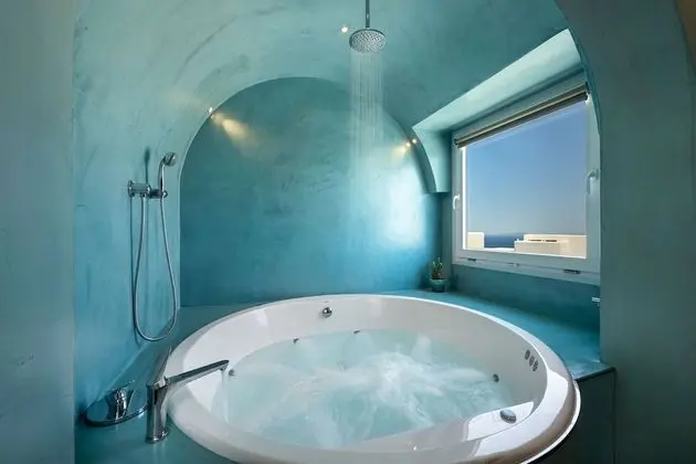 Queen Suite with Spa Bath