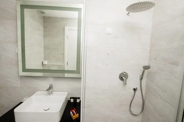 Tek Büyük Yataklı Oda, 1 Büyük (Queen) Boy Yatak ve Çekyat, Balkon, Deniz Manzaralı