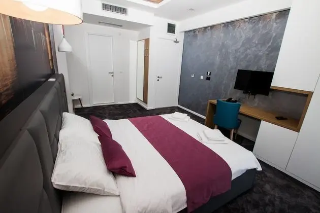 Tek Büyük Yataklı Oda, 1 Büyük (Queen) Boy Yatak ve Çekyat, Balkon, Kısmi Deniz Manzaralı