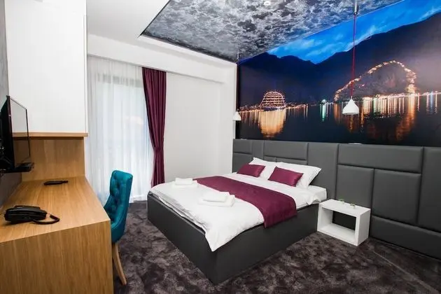 Tek Büyük Yataklı Oda, 1 Büyük (Queen) Boy Yatak ve Çekyat, Balkon, Kısmi Deniz Manzaralı