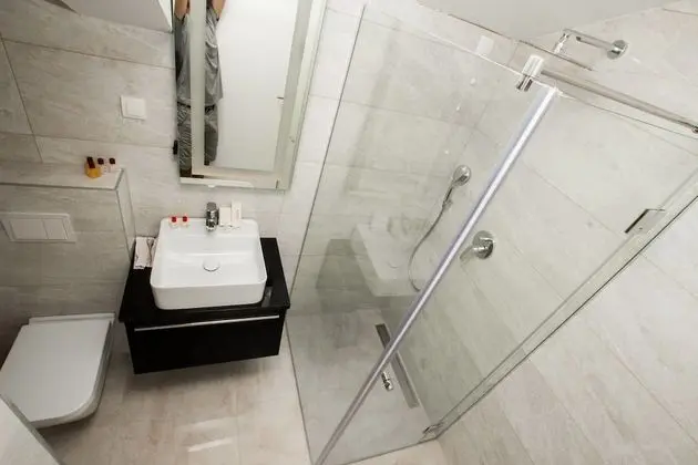Tek Büyük Yataklı Oda, 1 Büyük (Queen) Boy Yatak ve Çekyat, Balkon, Kısmi Deniz Manzaralı