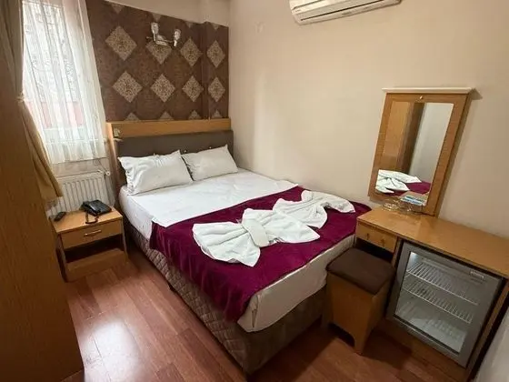 Çift Kişilik, geniş tek yataklı odada çalışma masası, ve 40” uydu TV vardır. Şehir Manzaralı ,Uydu Kanalları,Ücretsiz WİFİ , Telefon ,Minibar, Uyandırma servisi,Tuvalet,Banyo&Duş  