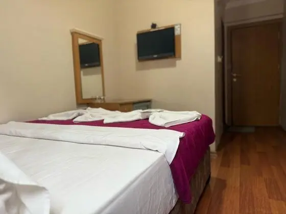Çift Kişilik, geniş tek yataklı odada çalışma masası, ve 40” uydu TV vardır. Şehir Manzaralı ,Uydu Kanalları,Ücretsiz WİFİ , Telefon ,Minibar, Uyandırma servisi,Tuvalet,Banyo&Duş  