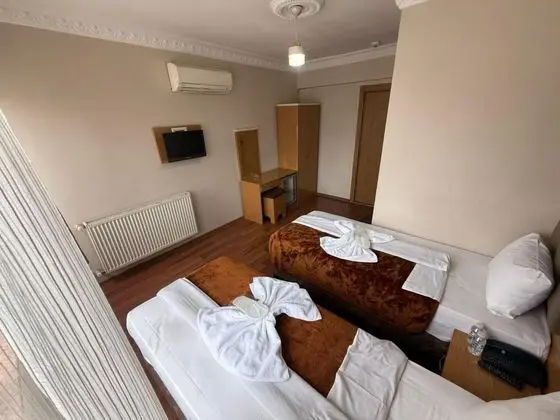 İki ayrı yataklı odada çalışma masası, berjer ve 40” uydu TV vardır. Bu odada ilave yatak için yer olmadığını lütfen unutmayın. Şehir Manzarası ,Ücretsiz WİFİ , Telefon ,Minibar, Uyandırma servisi, Tuvalet,Banyo&Duş