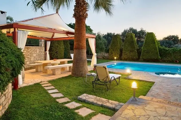 Family Villa, 4 Yatak Odası, Kişiye Özel Havuzlu, Bahçe Manzaralı (Alkyoni)