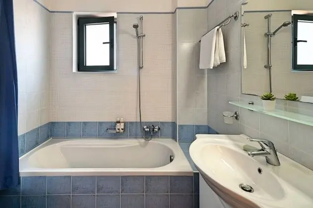 Family Villa, 4 Yatak Odası, Kişiye Özel Havuzlu, Bahçe Manzaralı (Alkyoni)