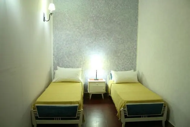 İki Ayrı Yataklı Oda, Ortak Banyo