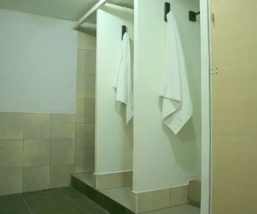 İki Ayrı Yataklı Oda, Ortak Banyo