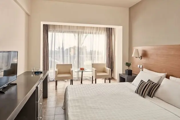 Comfort Tek Büyük Yataklı Oda (Pool and Sea View)
