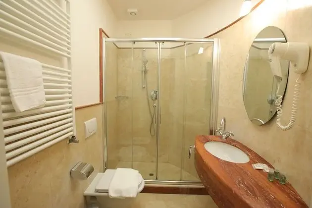 Üç Kişilik Oda, Kanal Manzaralı