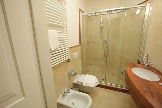 Üç Kişilik Oda, Kanal Manzaralı