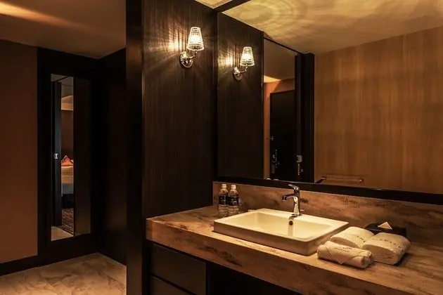 Design Tek Büyük Yataklı Oda, Sigara İçilmez (Modern, 1 Wide King Bed)