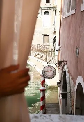 Deluxe Tek Büyük Yataklı Oda, Kanal Manzaralı