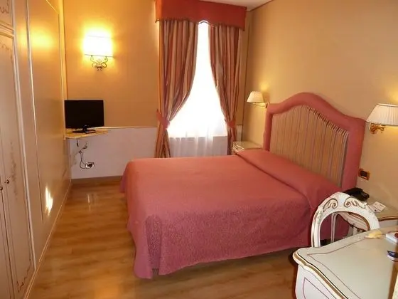 Classic Tek Büyük Yataklı Oda