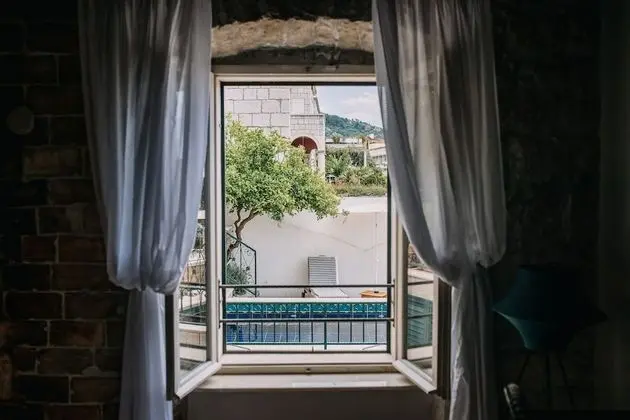 Superior Tek Büyük Yataklı Oda, Havuz Manzaralı