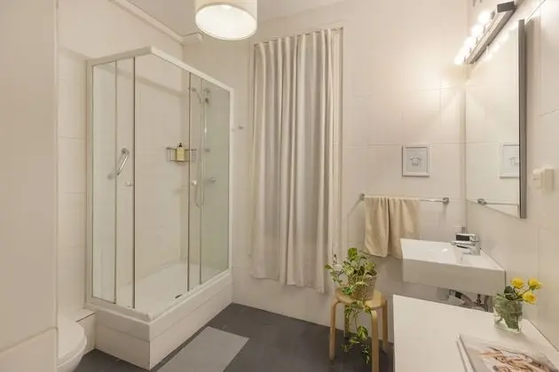 Tek Büyük Yataklı Oda, Ortak Banyo