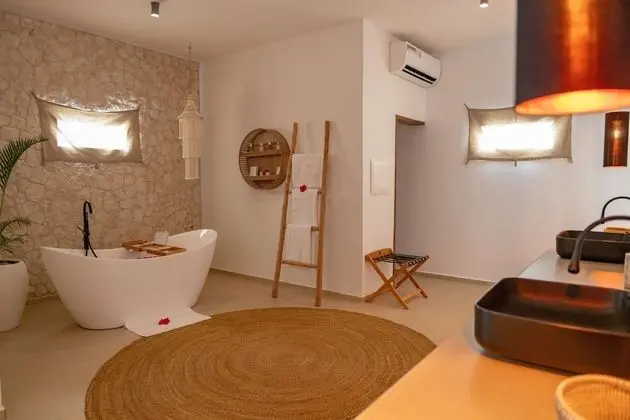 Luxury Üç Kişilik Oda, 1 Yatak Odası, Kişiye Özel Havuzlu, Kısmi Deniz Manzarası