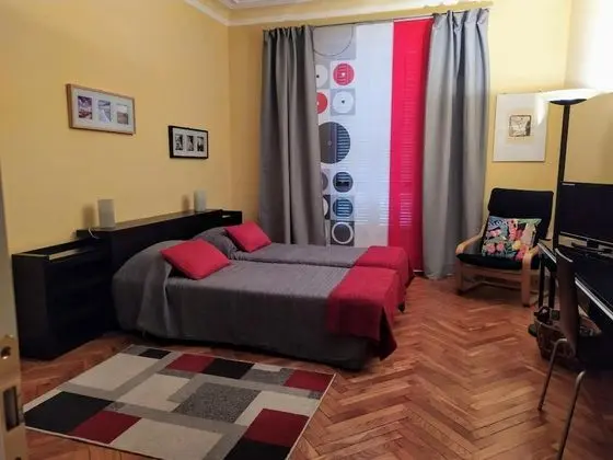 Tek Büyük veya İki Ayrı Yataklı Oda, Ortak Banyo