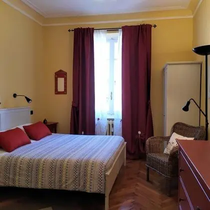 Tek Büyük veya İki Ayrı Yataklı Oda, Ortak Banyo