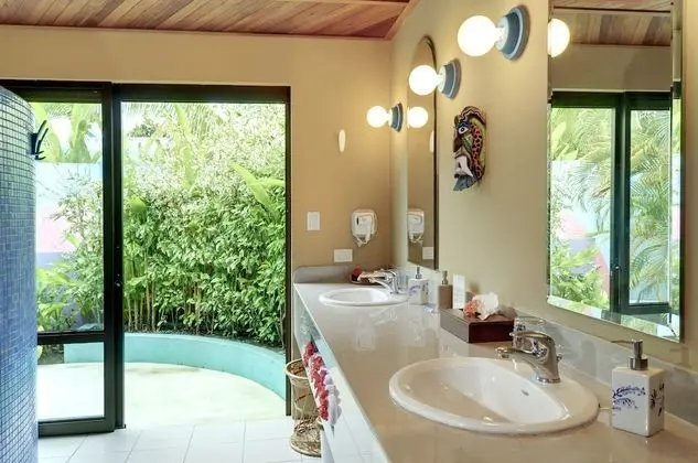 Beachfront Villa 1 King Bed plus 2 Sofa