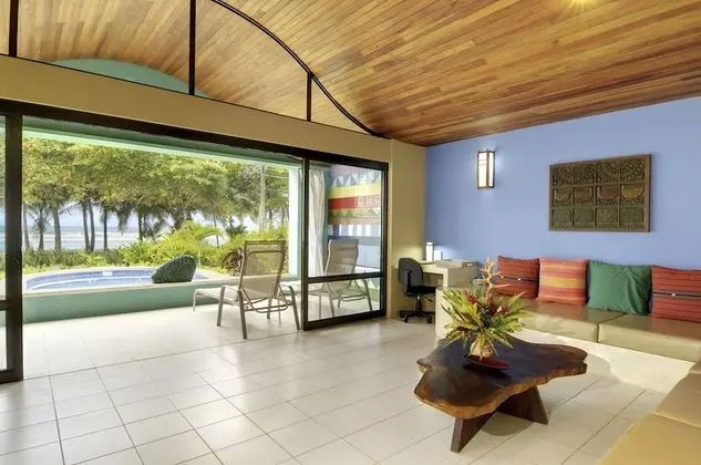 Deluxe Beachfront Villa 1 King Bed plus