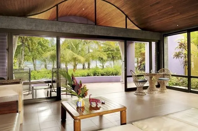 Deluxe Beachfront Villa 1 King Bed plus