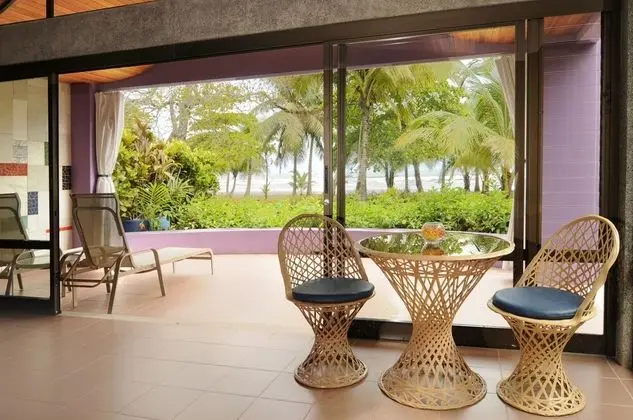 Deluxe Beachfront Villa 1 King Bed plus